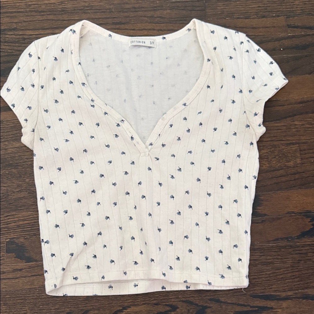Cotton On Cream Ribbed V‑Neck Crop Top with Navy Dot Floral